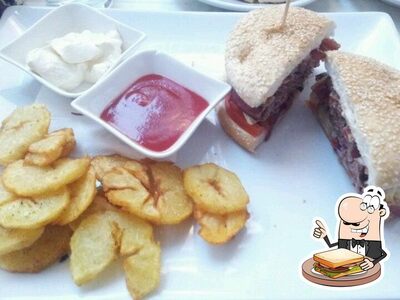 Ordina un panino al caffè bar 300mila
