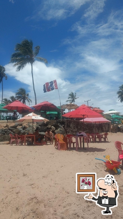 Sente em uma das mesas no Barraca do Bahia