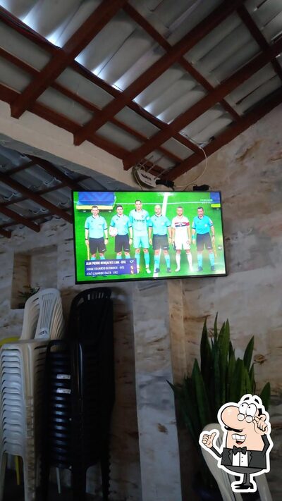 Sente em uma das mesas no Bar e Distribuidora Fernandes (Diego)