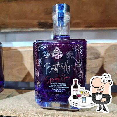 Escolha de uma gama de bebidas no Dona Chica na Floresta