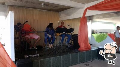 Sente em uma das mesas no Pizzarialisarojo