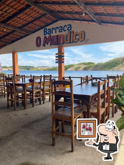 Sente em uma das mesas no Barraca O MUNDICO