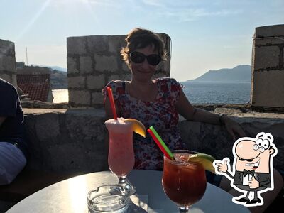 Massimo serve un'ampia gamma di drink