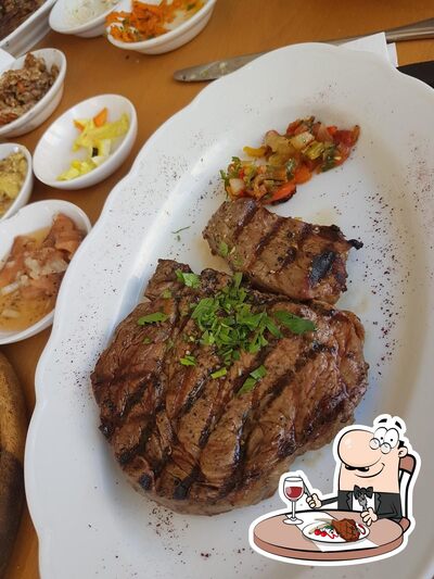 Les plats à base de viande sont offerts par The Crusaders Restaurant