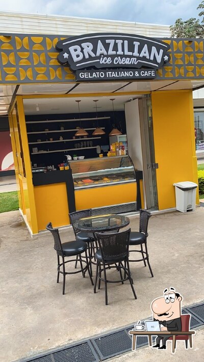 Sente em uma das mesas no Brazilian Ice Cream