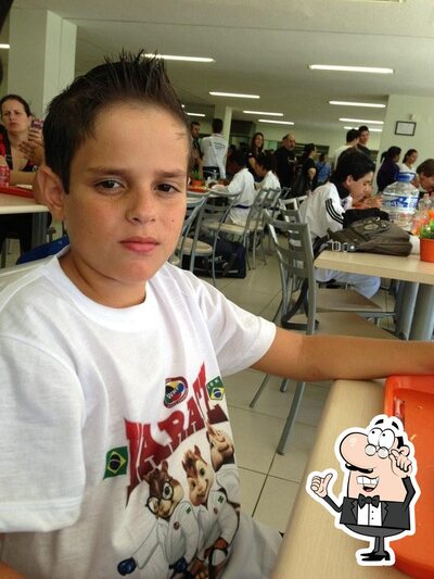 Sente em uma das mesas no Sesc Joinville