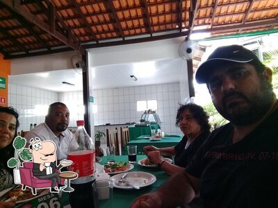 Sente em uma das mesas no Restaurante Panela Velha