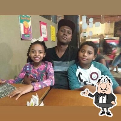 Sente em uma das mesas no Burg One