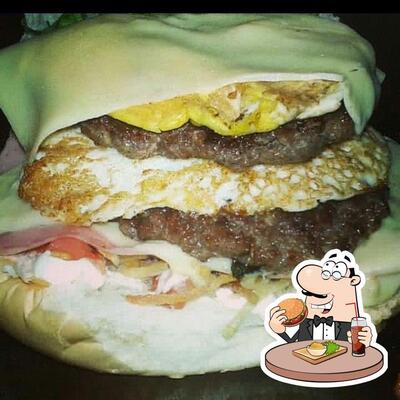 Delicie-se com um hambúrguer no Fuzzell Hamburgueria Lanches