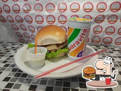 Delicie-se com um hambúrguer no Lory Delícias