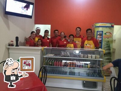 Sente em uma das mesas no Quickies Pizza Cone