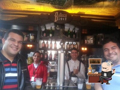 O barman no 1912 Bistro irá preparar um drinque para você