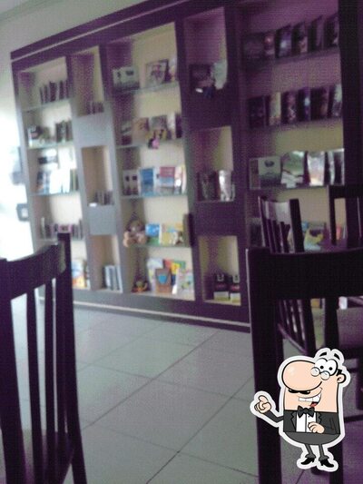 Veja imagens do interior do Bookafé
