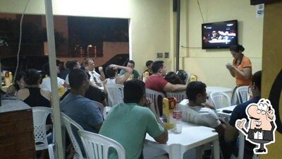 Sente em uma das mesas no Marcos Lanches