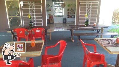 Sente em uma das mesas no Koide Mercearia Tem Tudo