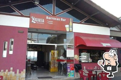 Sente em uma das mesas no BARROCAS BAR