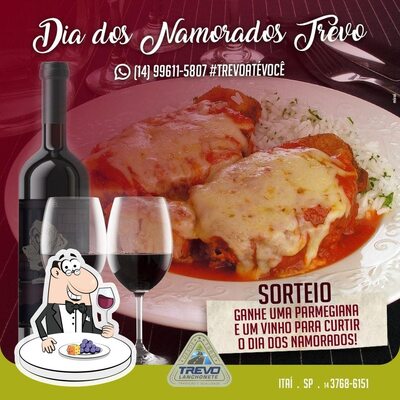 É agradável saborear uma taça de vinho no RESTAURANTE E CHURRASCARIA TREVO ITAI