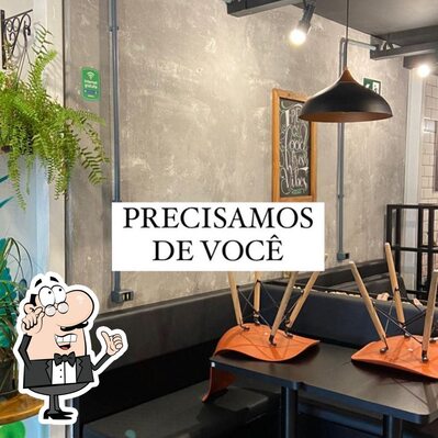 Sente em uma das mesas no GreenGo Vegetariano
