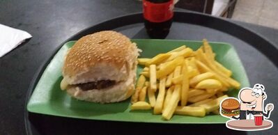 Peça um dos hambúrgueres oferecidos no Restaurante D' Gust