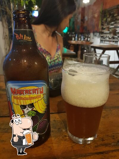 Desfute um copo de cerveja leve ou escura