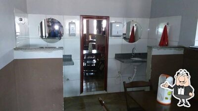 Sente em uma das mesas no Restaurante Dona Diva