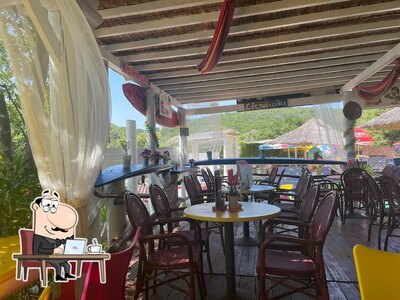 Siediti a un tavolo di Beach Bar & Grill Max