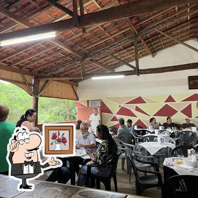 Sente em uma das mesas no Campo Boa Vista