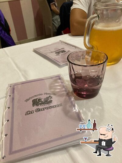 Siediti a un tavolo di Pizzeria La Carovana