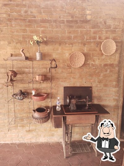 Sente em uma das mesas no Restaurante Sabor Da Roça