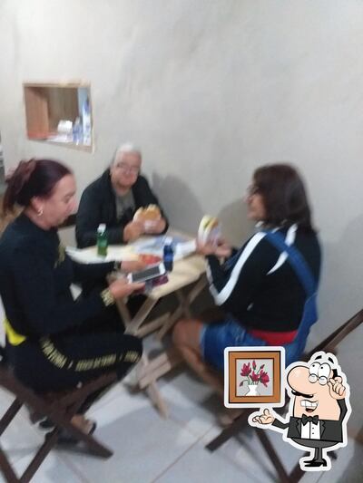 Sente em uma das mesas no Xis california
