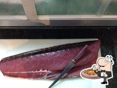 Há uma seleção de pratos de peixe