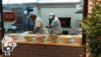 Sente em uma das mesas no Pizzaria Buon Gusto Unidade Vila Sabrina