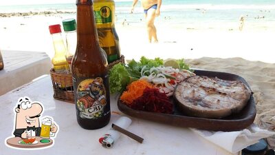 Desfute um copo de cerveja leve ou escura