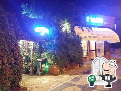 Puoi goderti l'aria fresca da seduto all'esterno di Frontoni