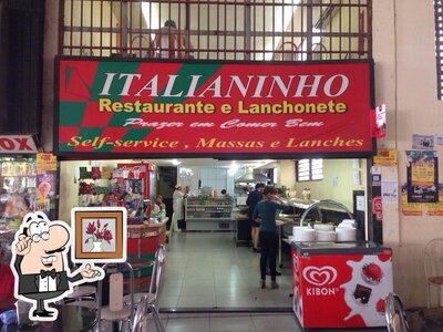 Sente em uma das mesas no Italianinho Restaurante