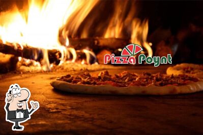 Sente em uma das mesas no Pizza Poynt Altos PI