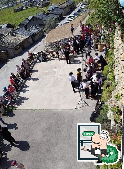 Puoi goderti l'aria fresca da seduto all'esterno di Plan-Cerisier
