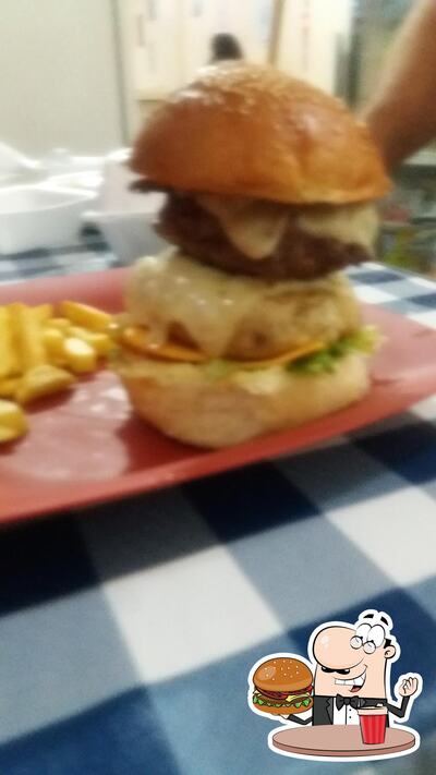 Deguste um dos hambúrgueres oferecidos no Hamburgueria Mandacaru