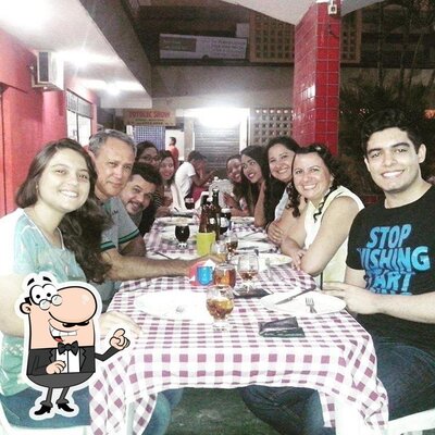 Sente em uma das mesas no Divina Massa
