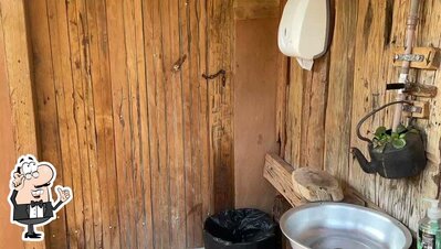 Sente em uma das mesas no Pesqueiro Boiadeira