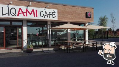 Siediti a un tavolo di LiqAMI cafè