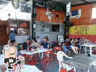 Sente em uma das mesas no Jacaré Lanches