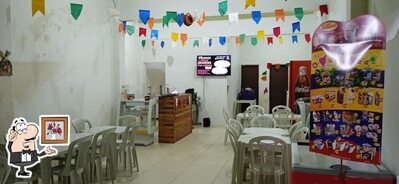 Sente em uma das mesas no Pizza combo