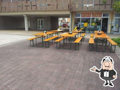 Siediti a un tavolo di Pizza in Piazza