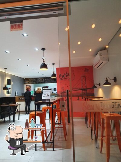 O interior do Seu Viriato Hamburgueria
