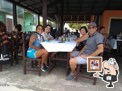 Sente em uma das mesas no Restaurante estrela Do Mar