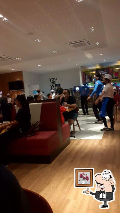 Sente em uma das mesas no Johnny Rockets @ Av. Coronel Teixeira