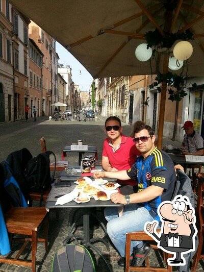 Siediti a un tavolo di Caffè Castello