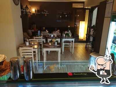 Siediti a un tavolo di Evoè Cafè
