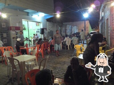 Sente em uma das mesas no Bar da Nazaré